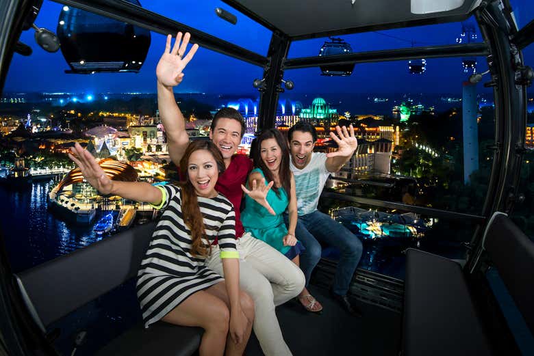 Viajando de teleférico de Singapura ao cair da noite