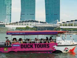 Autobús anfibio en ruta por Singapur