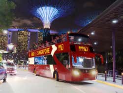 Autobús turístico en ruta por Singapur