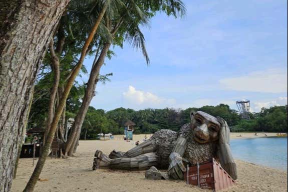Trol en una playa de isla Sentosa