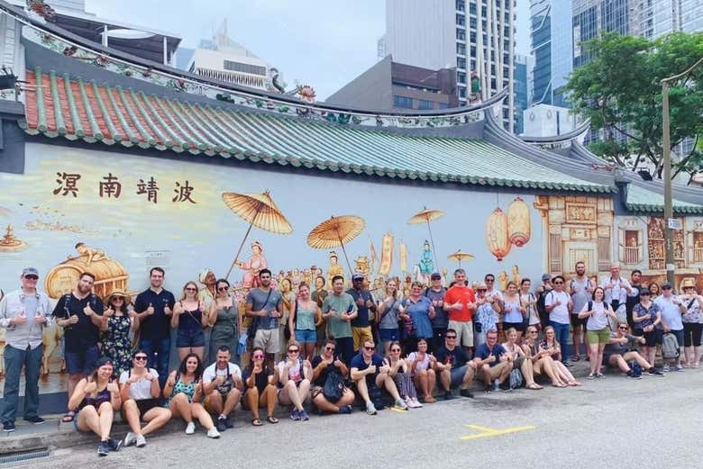 Contemplando los murales del barrio