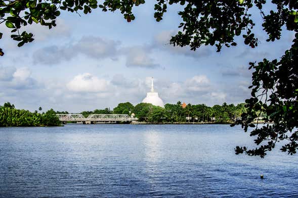 Excursión privada a Kalutara y finca Lunuganga