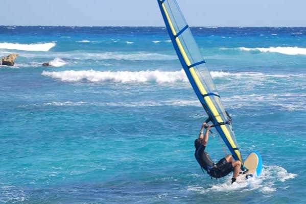 Practicando windsurf en Bentota