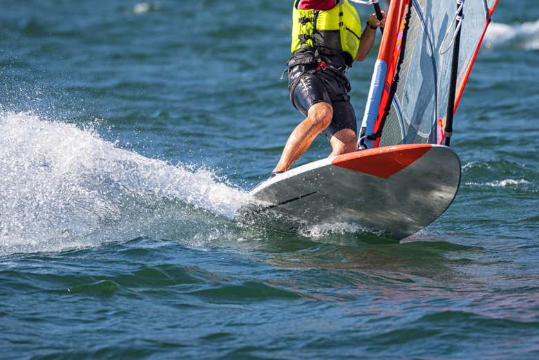 Tabla y vela de windsurf