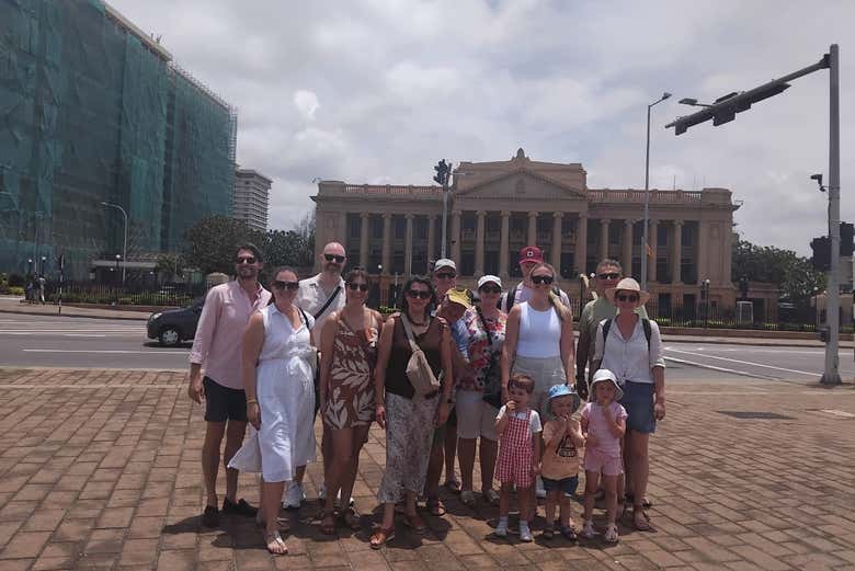 Con el antiguo edificio del parlamento de Colombo