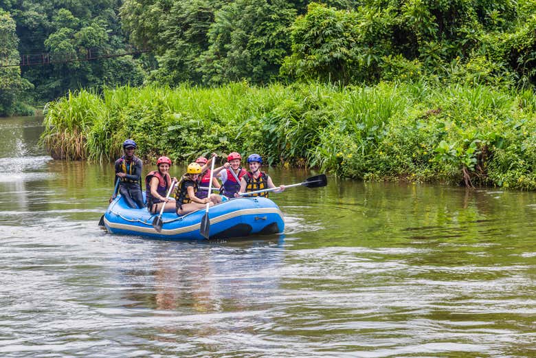 Disfrutando de la actividad de rafting en Kitulgala
