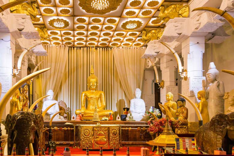 Interior del Templo del Diente, en Kandy