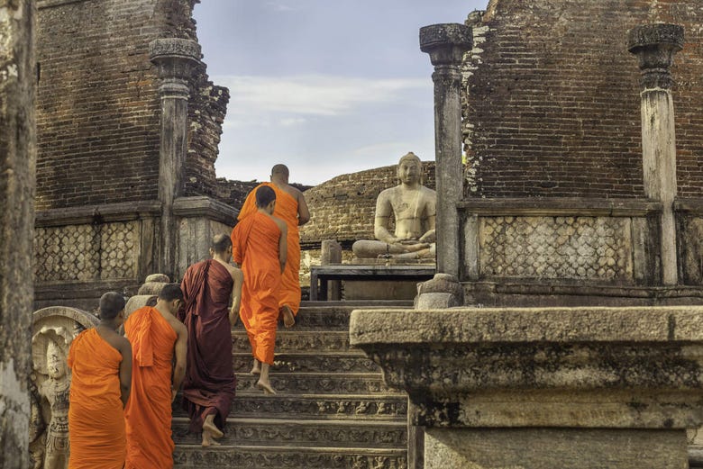 Monjes entrando al templo de Polonnaruwa