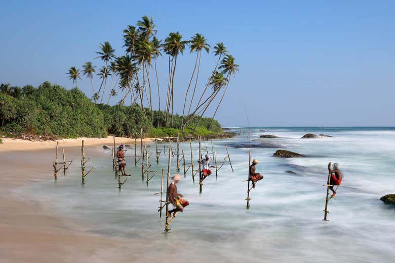 Locales practicando el Stilt Fishing