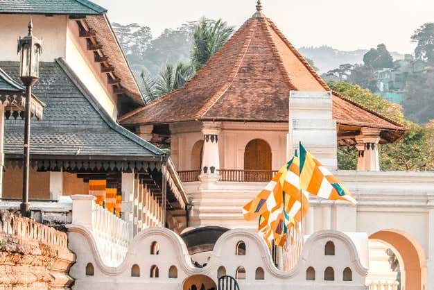 Exteriores del Templo del Diente de Buda, en Kandy