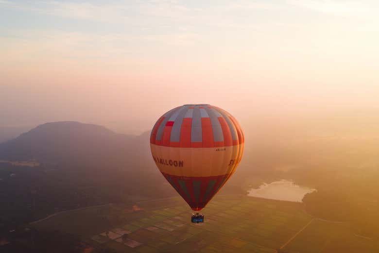 Una mongolfiera su una valle all'alba
