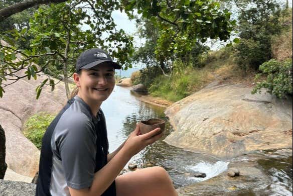 In posa per una foto accanto alla cascata
