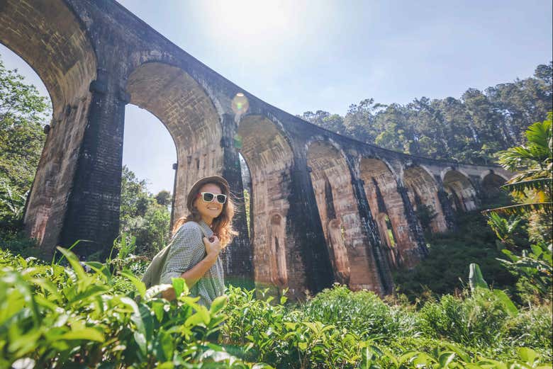Chica posando bajo el puente Nine Arche