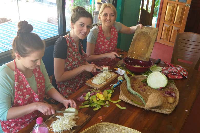 Cocinando diferentes platos típicos