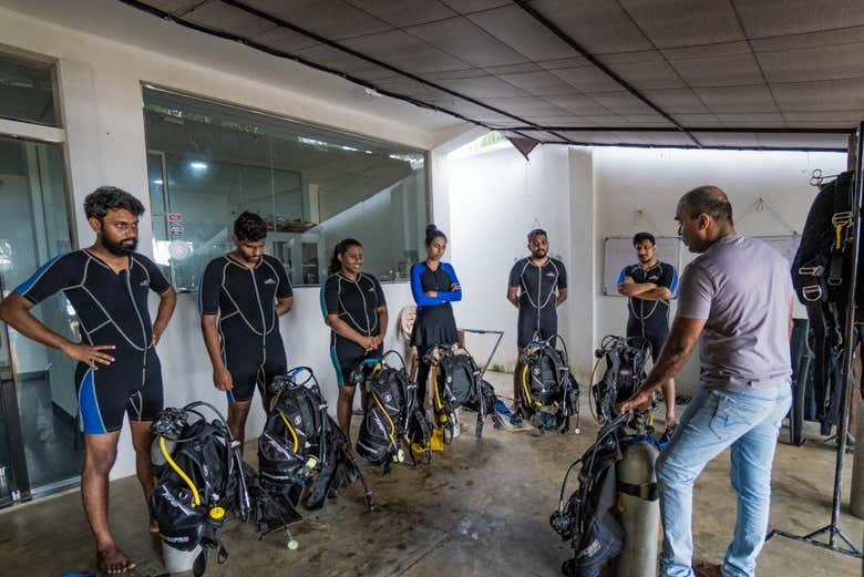 Clase de buceo para principiantes