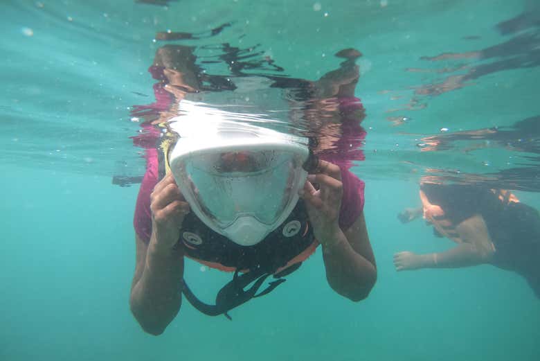 Buceando con la máscara de snorkel