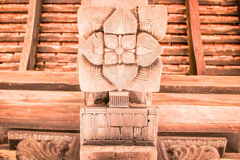 The wooden detail of Embekke Devalaya
