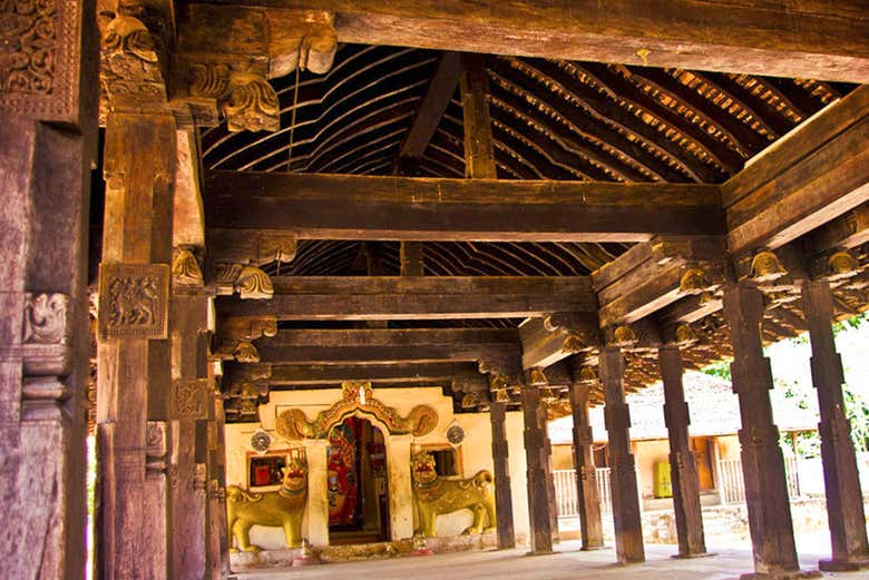 The entrance to Embekke Devalaya