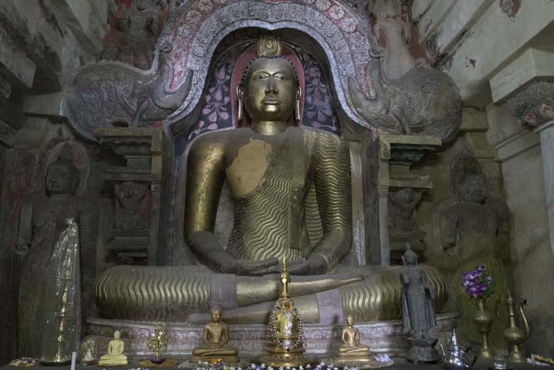 A Buddha statue in Gadaladeniya Viharaya