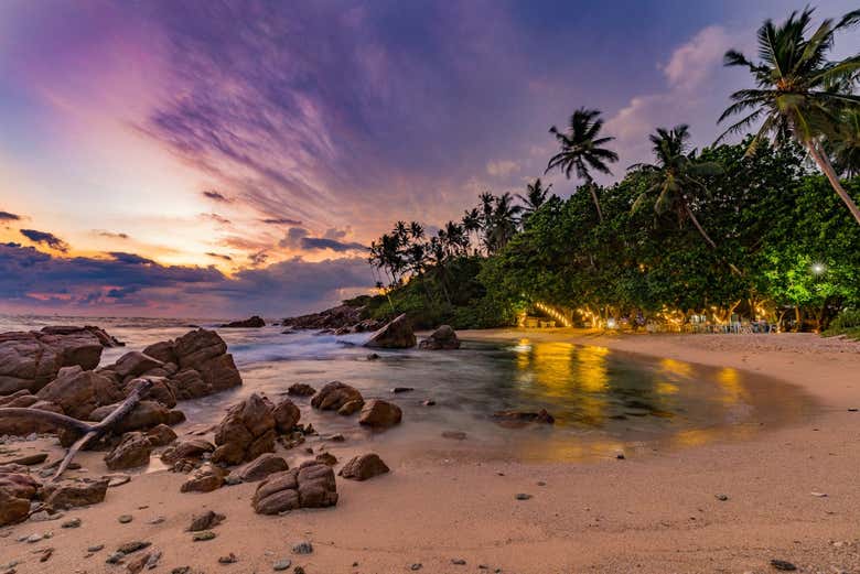Playa de Mirissa al anochecer