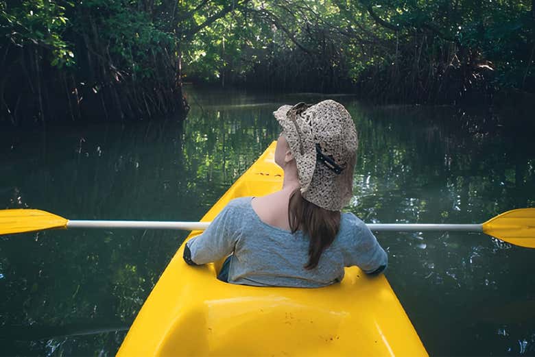 Desfrutando do passeio de caiaque no lago de Negombo