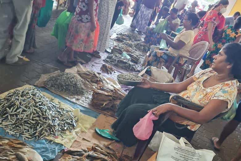 Varios puestos de pescado