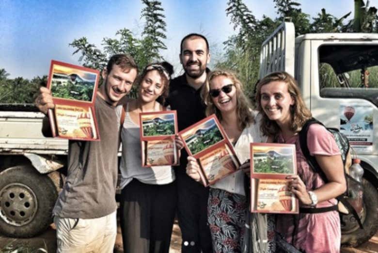Posando com o certificado do voo