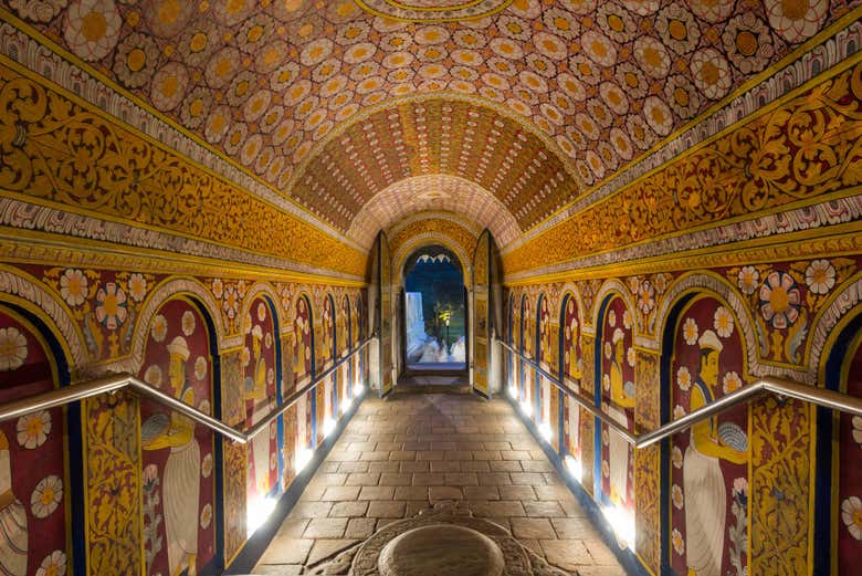 Interior del Templo del Diente de Buda