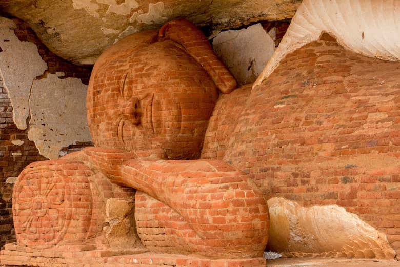 Vista de cerca del Buda reclinado