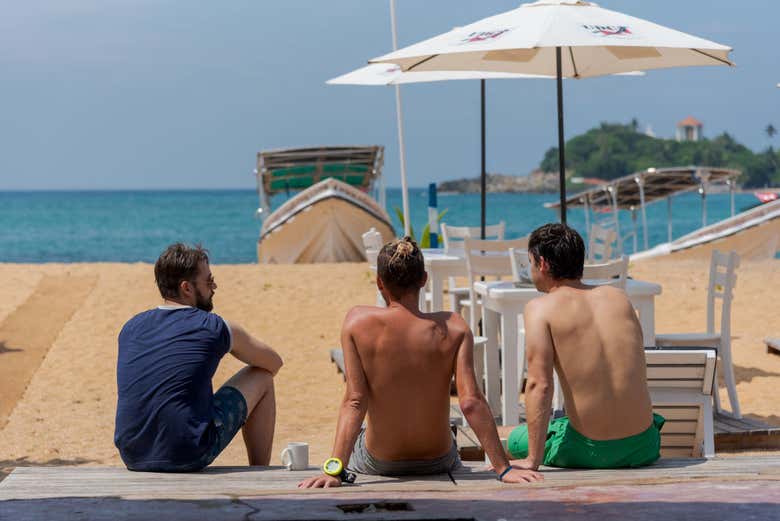 Disfrutando en la playa después de un día lleno de emociones