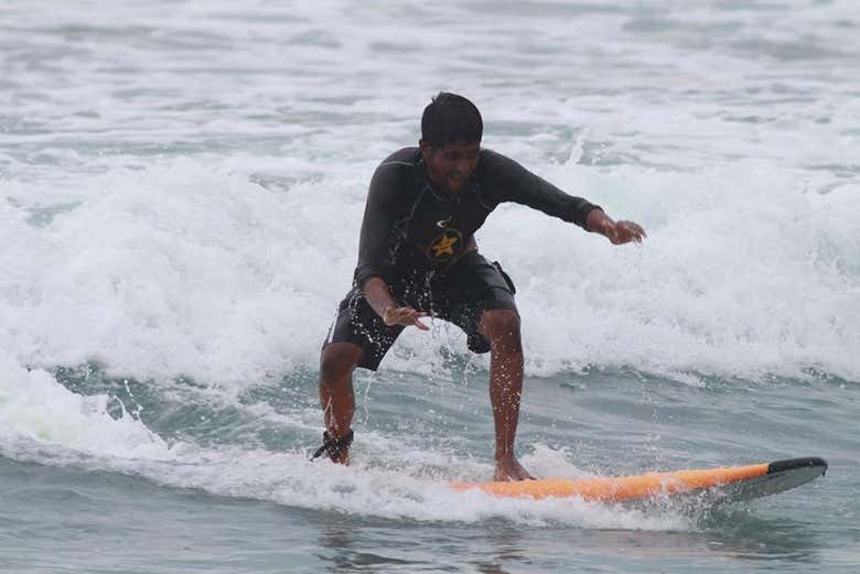 Practicando surf en Weligama