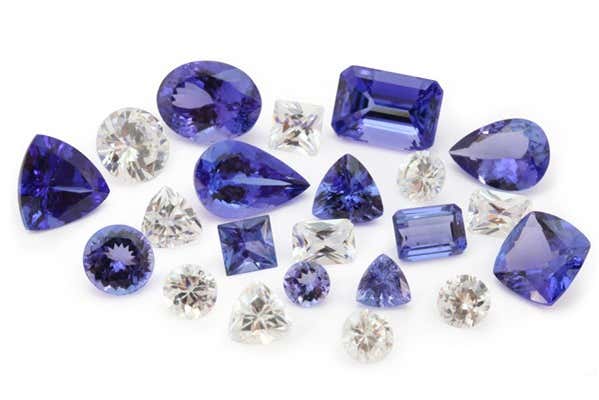 Un insieme di diamanti e pietre preziose