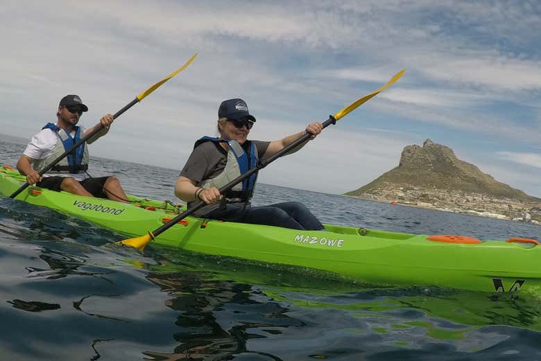 Navegando de caiaque pela Hout Bay da Cidade do Cabo