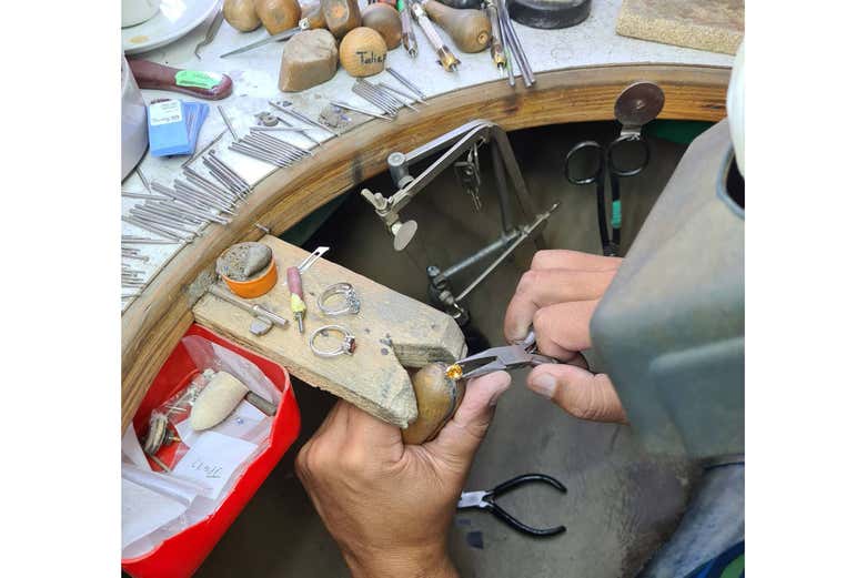 Un artigiano a lavoro