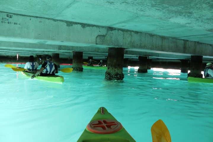 Navegando bajo un puente de Ciudad del Cabo