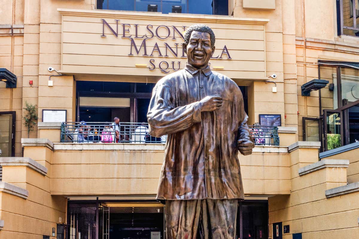 Contemlando la estatua de Nelson Mandela