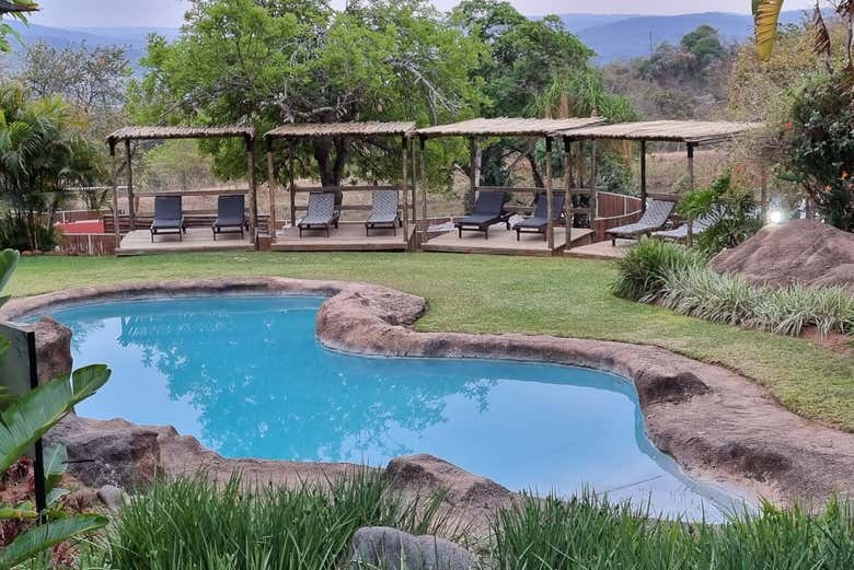 A hospedagem possui uma piscina