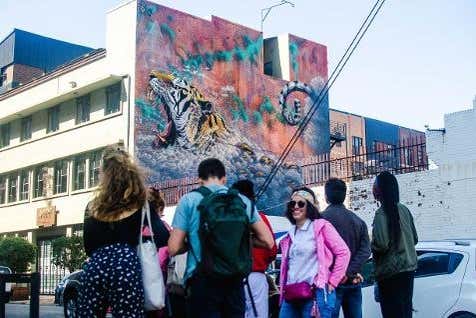 Uma das paradas durante o tour de street art