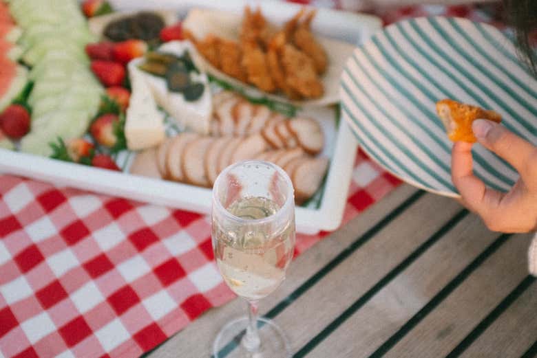 Verre de vin mousseux pour accompagner l'apéritif
