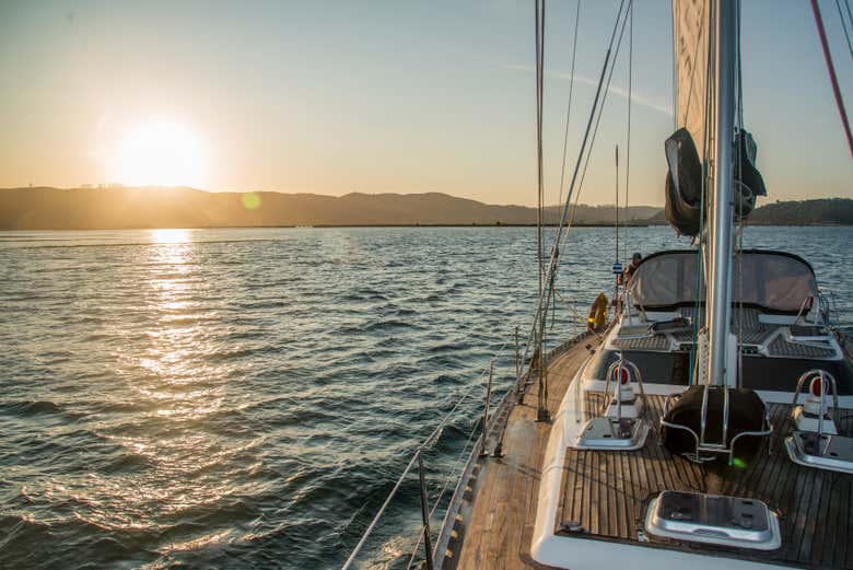 Profitez de la balade en bateau au coucher du soleil