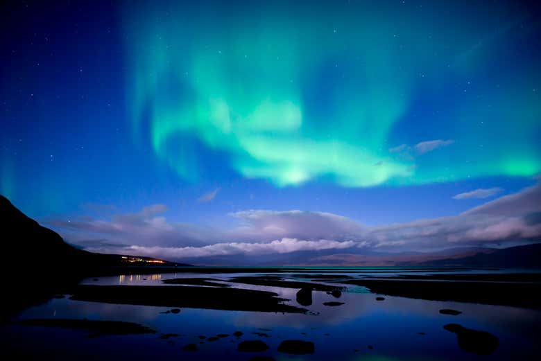 Auroras boreais sobre um lago de Abisko