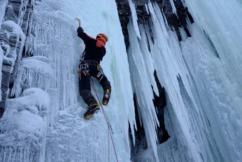 Escalada no gelo nas montanhas Abisko