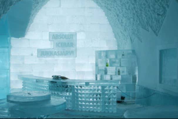 Percorrendo o interior do Icehotel