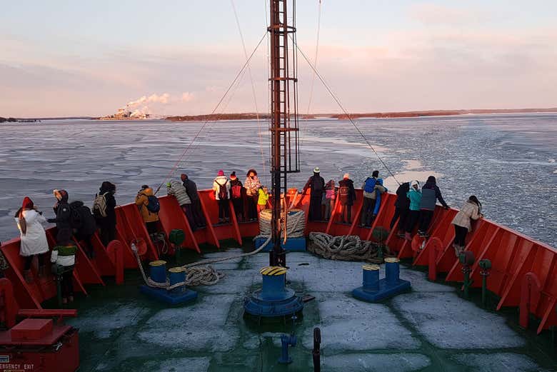 Contemplando las vistas desde el barco