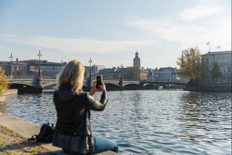 Admirando la belleza del canal real de Estocolmo