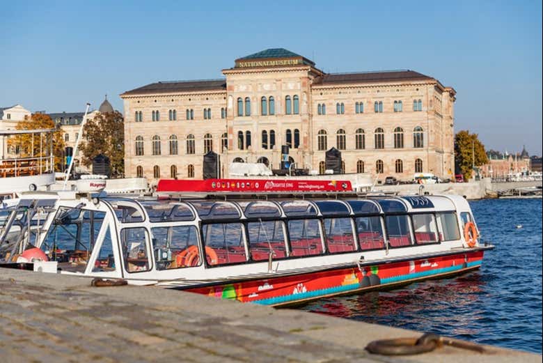 El barco con el que daremos el paseo por el canal