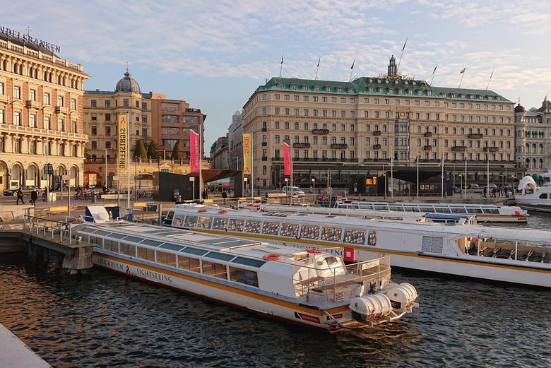 Barcos atracados em frente ao Grand Hotel de Estocolmo