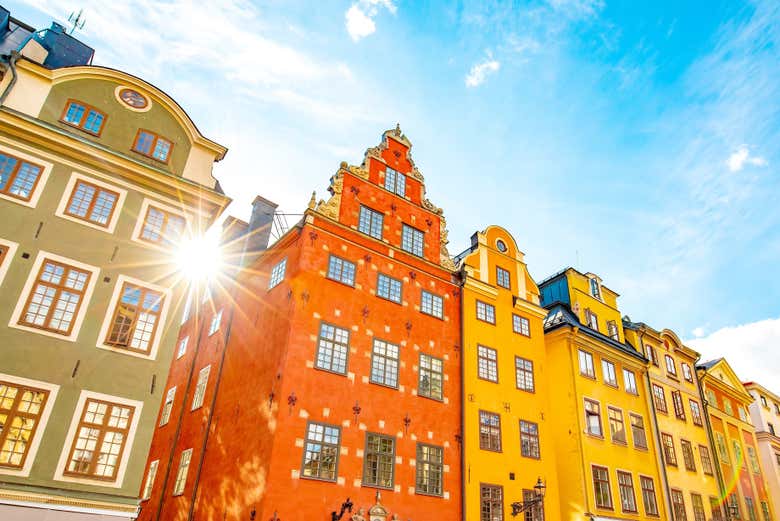 Bâtiments aux façades colorées dans le centre de Stockholm