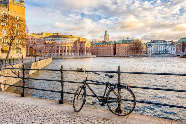 Vélos le long des canaux de Stockholm