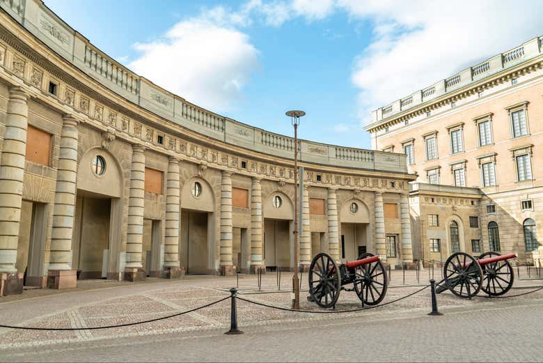 Patio del Palacio Real con cañones históricos